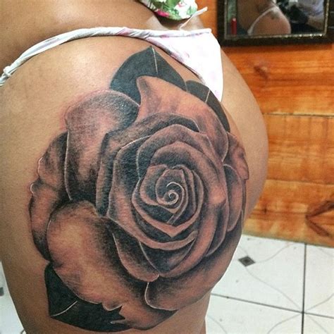 Tattoo rosas no bumbum feminina